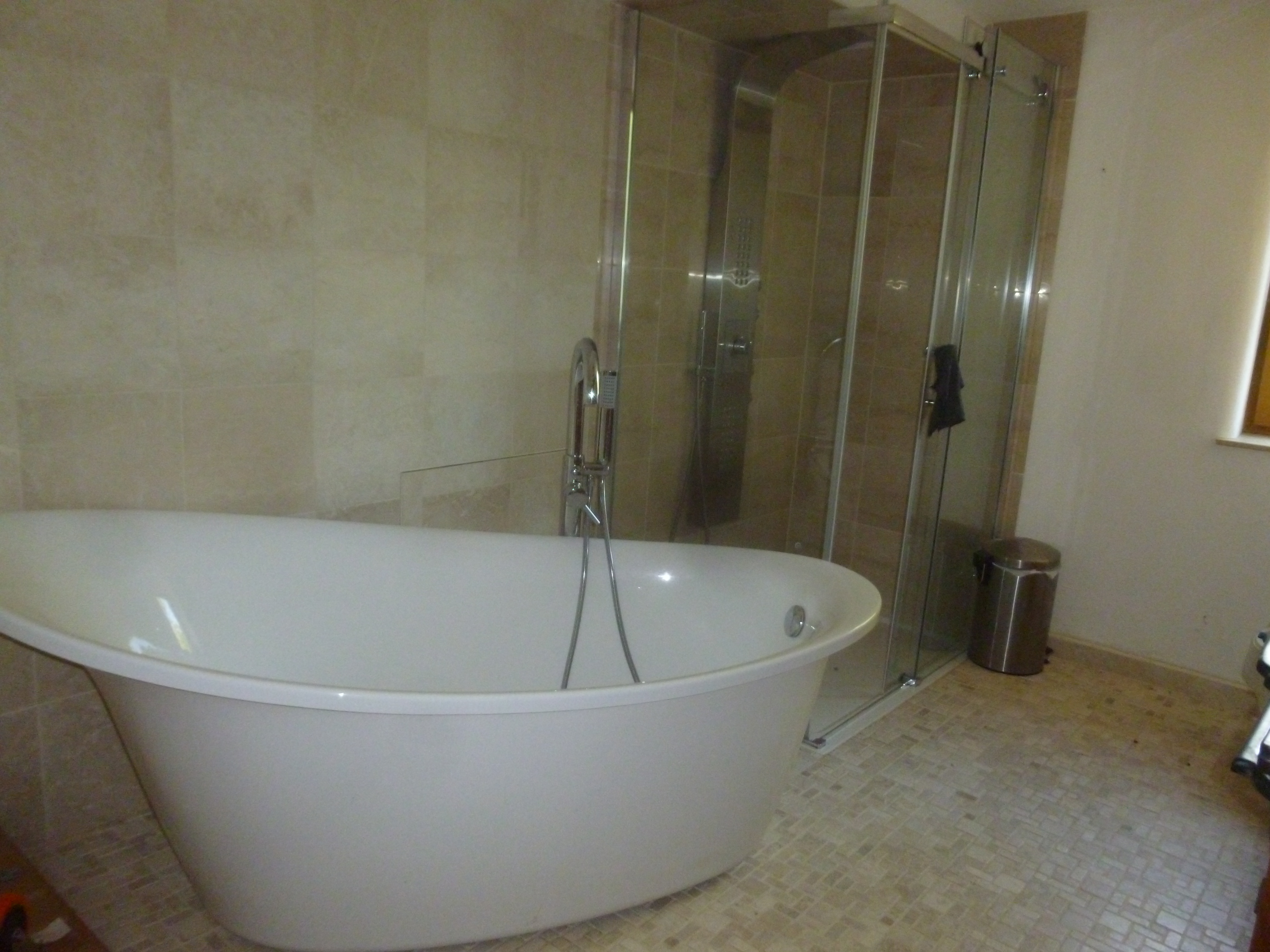 Bad mit freistehender Badewanne und Dusche