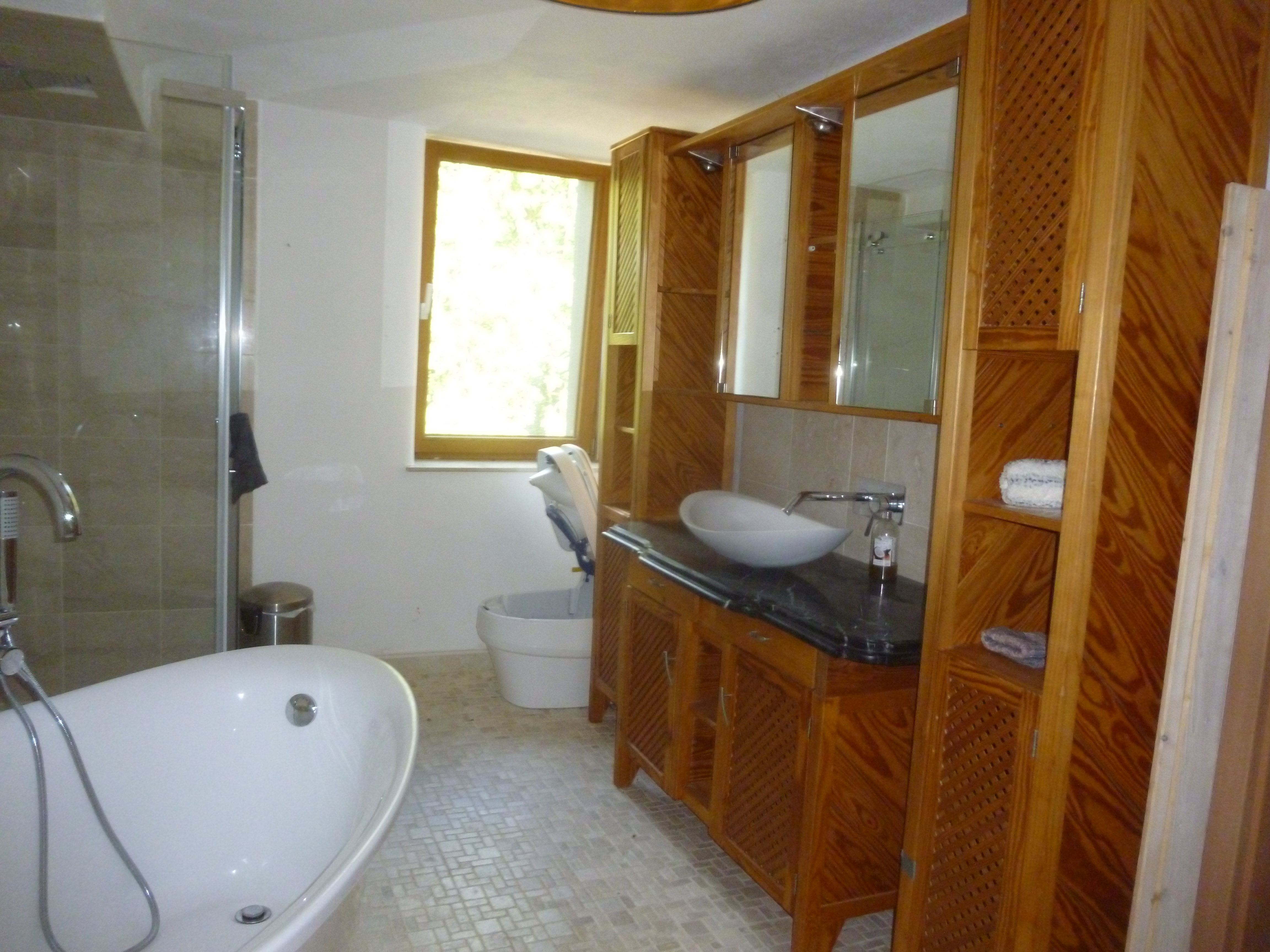 Badeinrichtung und Kompost-Toilette