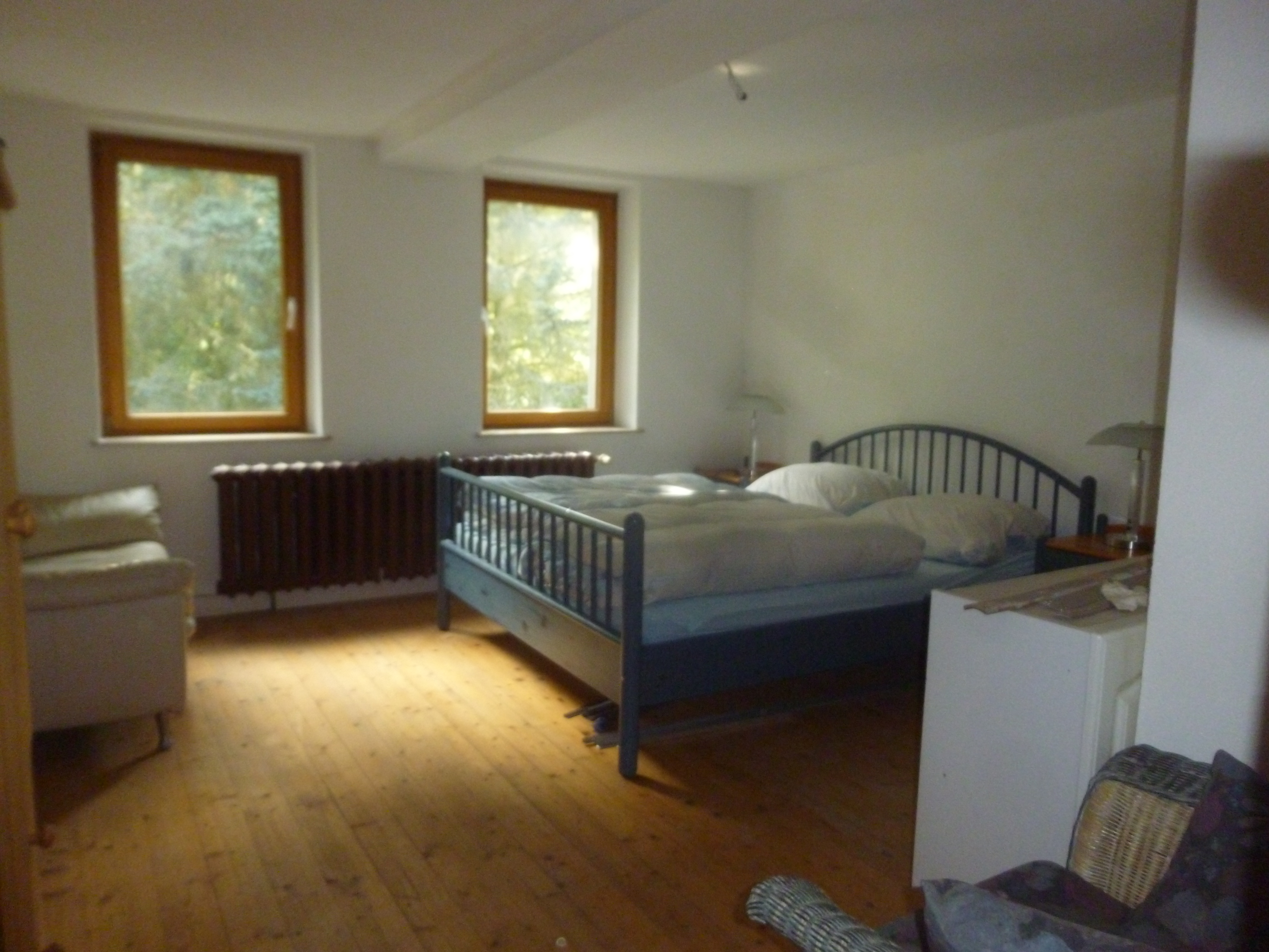 Schlafzimmer teilmöbliert, Blick Richtung Fenster